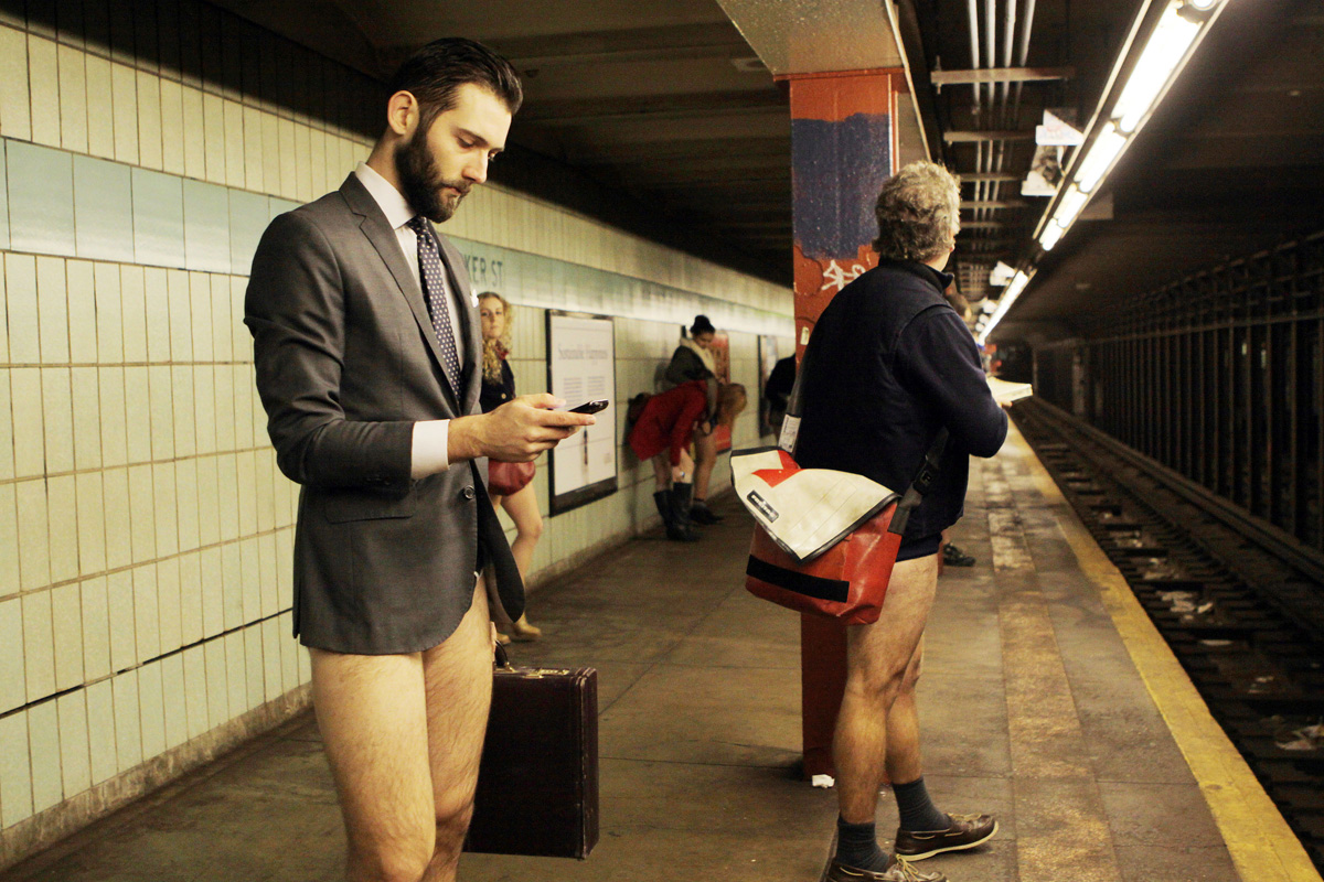 голые парни в метро фото 54